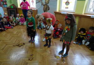 Troje dzieci uczestniczy w konkursie pt. "Zbieramy liście"